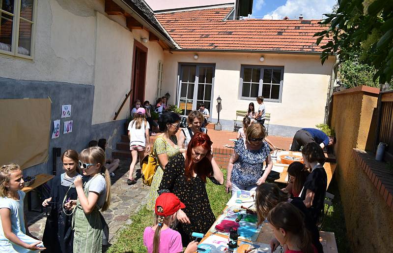 Ateliér pod širým nebem a zápis do ZUŠ Rakovník na dvoře roubenky.