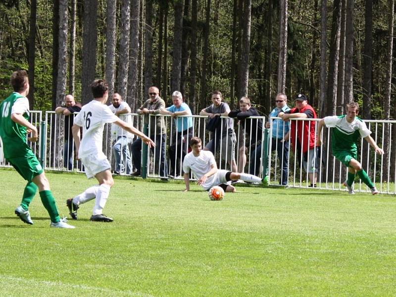 Starší dorost Tatranu Rakovník (v zeleném) sehrál doma dobrý zápas, s lídrem tabulky Hořovickem remizoval 2:2. 