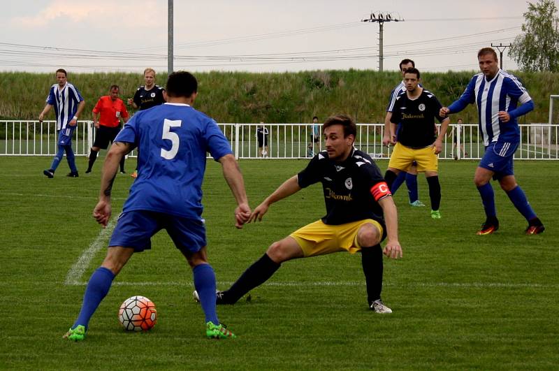 Nové Strašecí (v modrobílém) porazilo doma v derby SK Rakovník 2:1 na penalty.