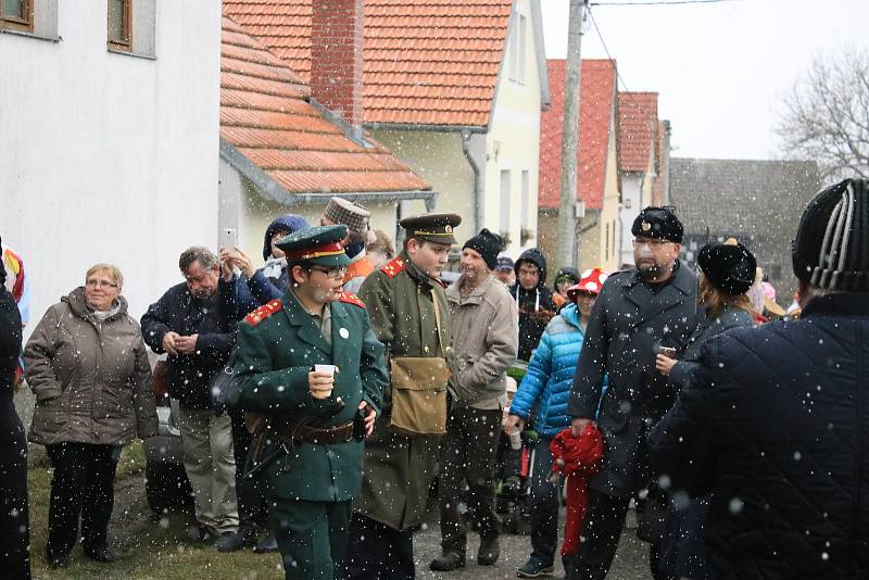 Průvod čítal okolo šedesáti masek, vycházelo se od hospody, kde se také po dvou hodinách končilo a začínalo se losovat o nejhezčí masky.