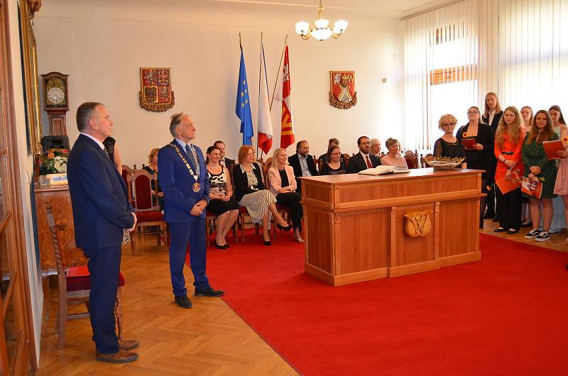 Na Městském úřadu v Novém Strašecí obdrželi maturitní vysvědčení studenti 4. A novostrašeckého gymnázia.