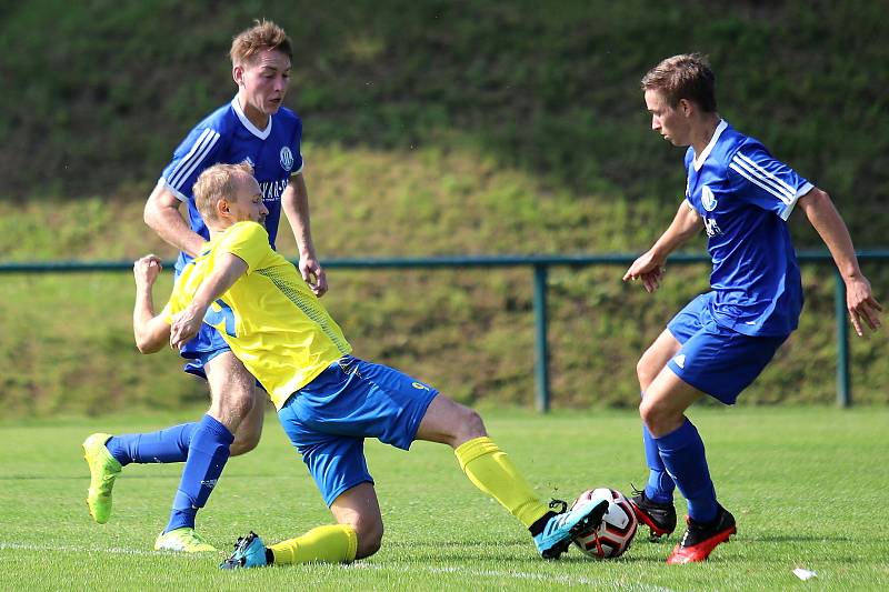 I. A třída: béčko SK Rakovník (ve žlutém) přehrálo jako první v soutěži Dynamo Nelahozeves 2:1.