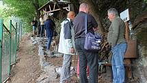 Ve Zbečně byla v sobotu dopoledne slavnostně vysvěcena opravená studánka Rozárka.