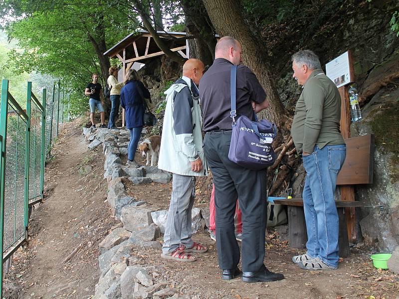 Ve Zbečně byla v sobotu dopoledne slavnostně vysvěcena opravená studánka Rozárka.