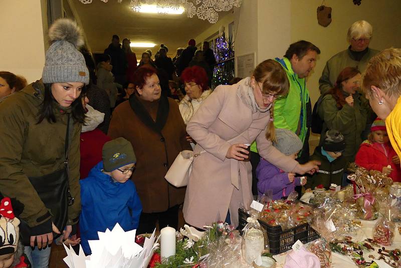 Z adventního jarmarku a rozsvícení vánočního stromu v Šanově.