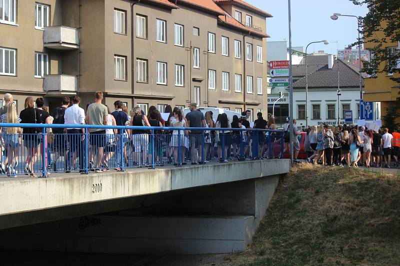 Rakovničtí studenti ve středu veřejně protestovali proti personálním změnám na místní obchodní akademii. 