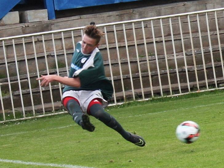 Starší dorost SK Rakovník (v zeleném) potvrdil v KP pozici favorita a Králův Dvůr porazil 3:0. 