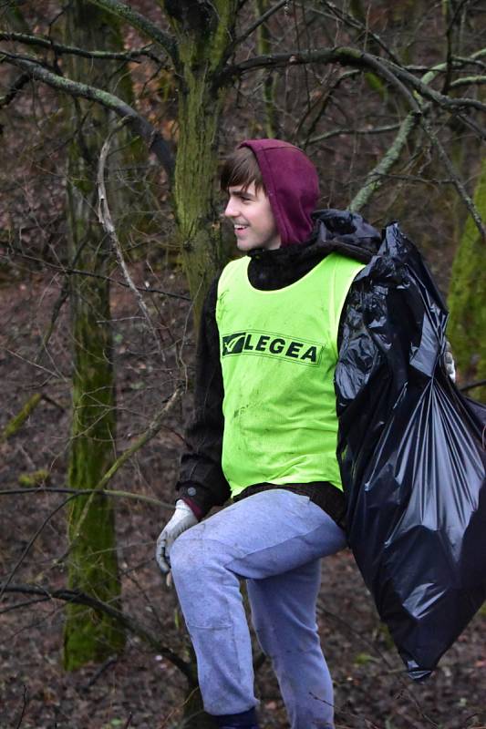 Jarní úklid okolí cyklostezky mezi Pavlíkovem a Rakovníkem.