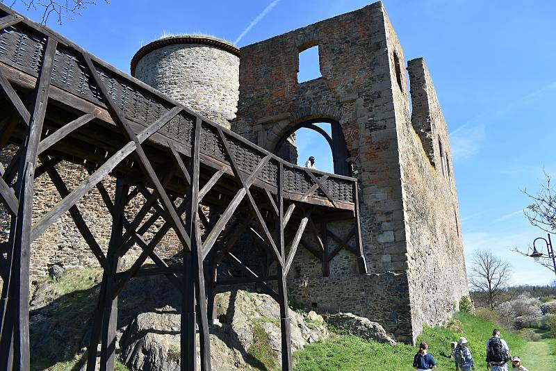 Krásné počasí přilákalo na Krakovec stovky turistů.