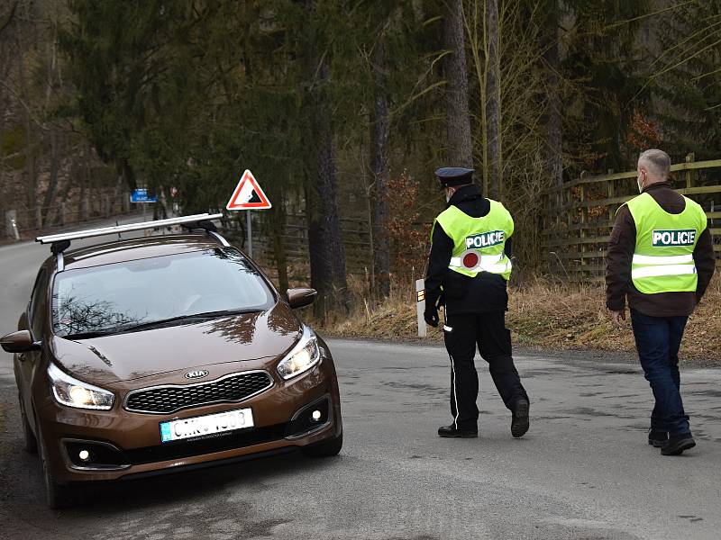 Policejní kontroly na Rakovnicku na hranicích okresů.