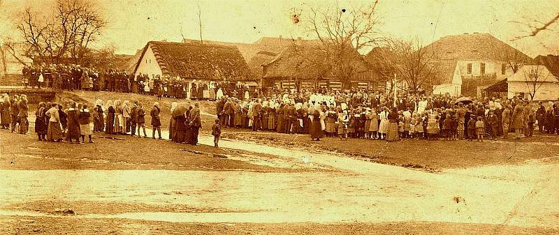 Shromáždění na šanovské návsi v roce 1900.