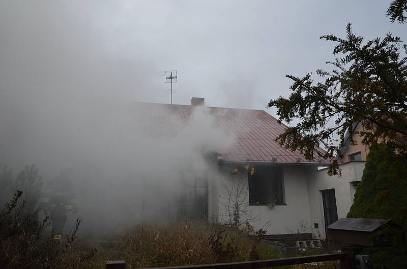 Požár opuštěného rodinného domu obývaného bezdomovci v obci Velké Přítočno na Kladensku.