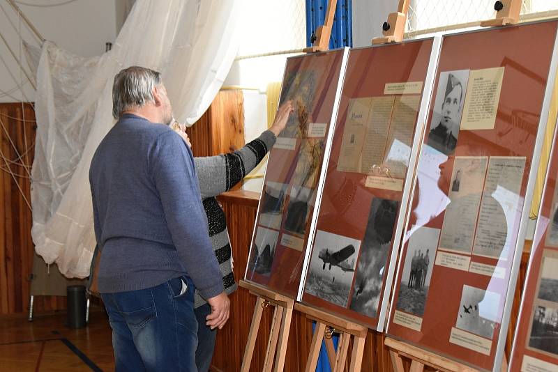 Zahájení výstavy v tělocvičně 1. ZŠ Rakovník k 80. výročí seskoku parašutistů na Požárech.