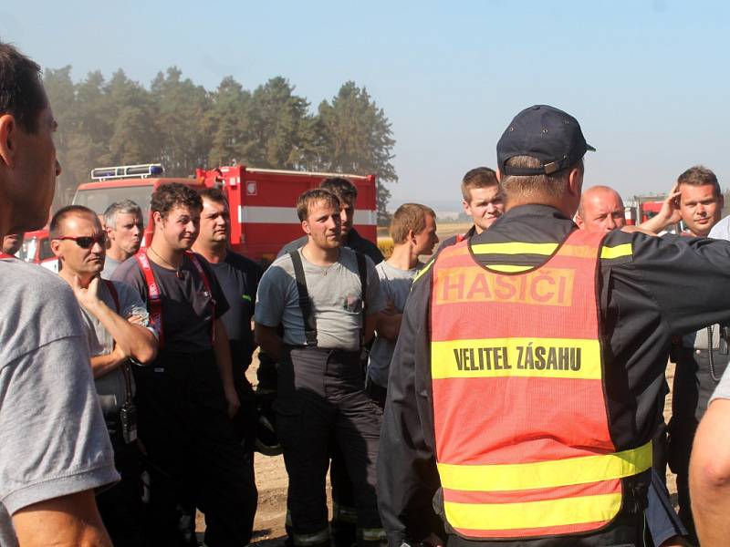 Hasiči bojují s požárem lesa u Olešné 