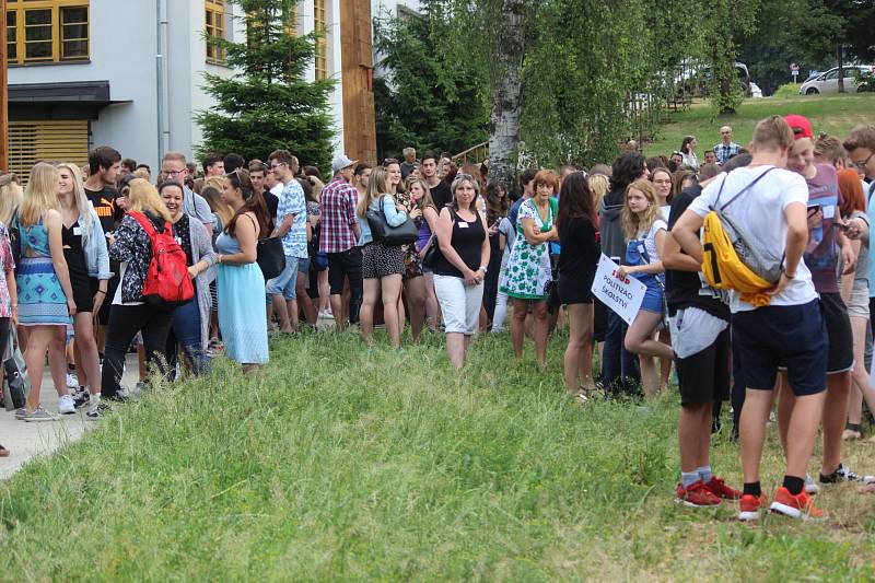 Rakovničtí studenti ve středu veřejně protestovali proti personálním změnám na místní obchodní akademii. 