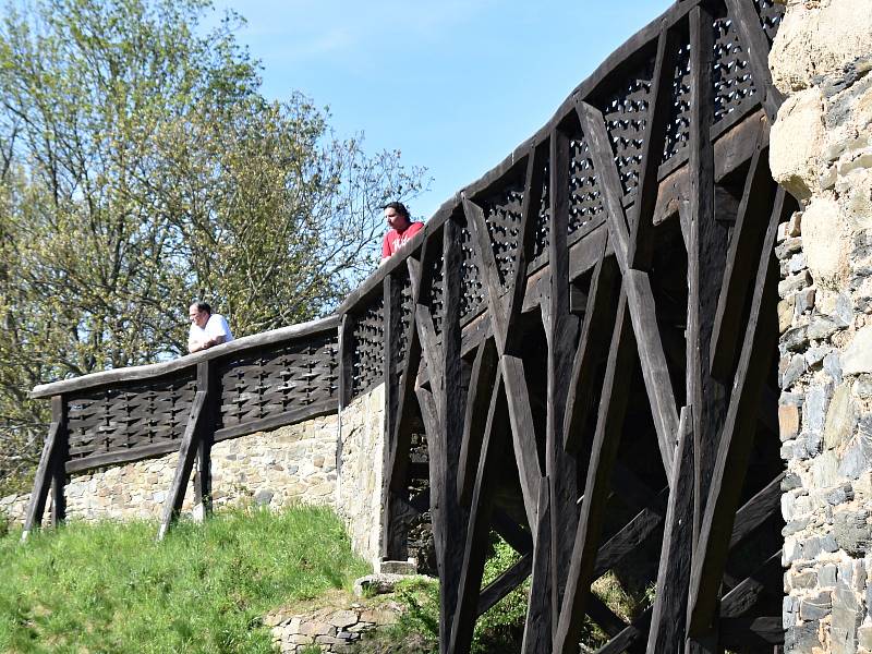 Krásné počasí přilákalo na Krakovec stovky turistů.