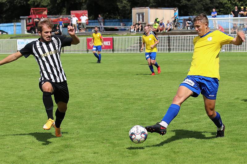 Druhé kolo ČFL: Rakovník (ve žlutém) doma se štěstím uhrál remízu 1:1 s Admirou Praha.