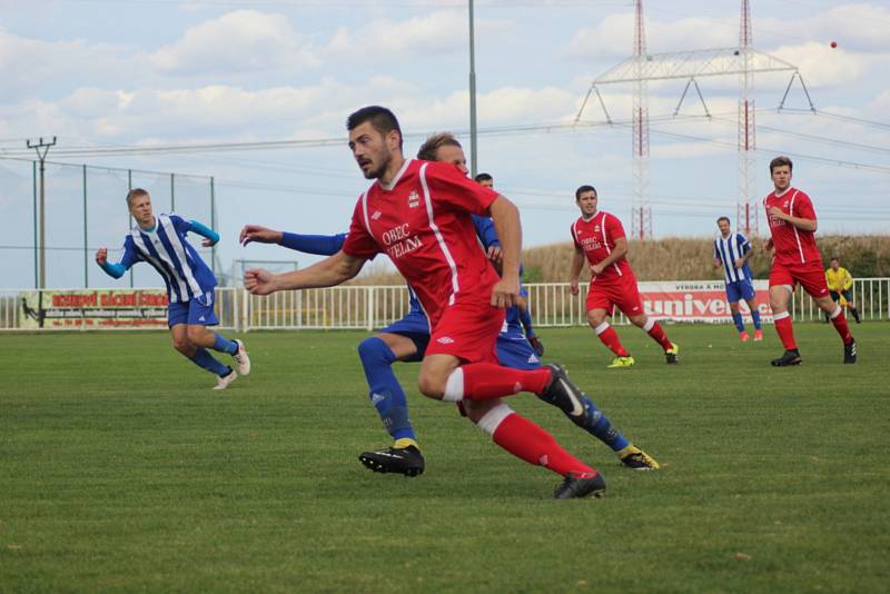 Fotbalisté Nového Strašecí (v modrobílém) porazili na svém hřišti Velim 2:1.