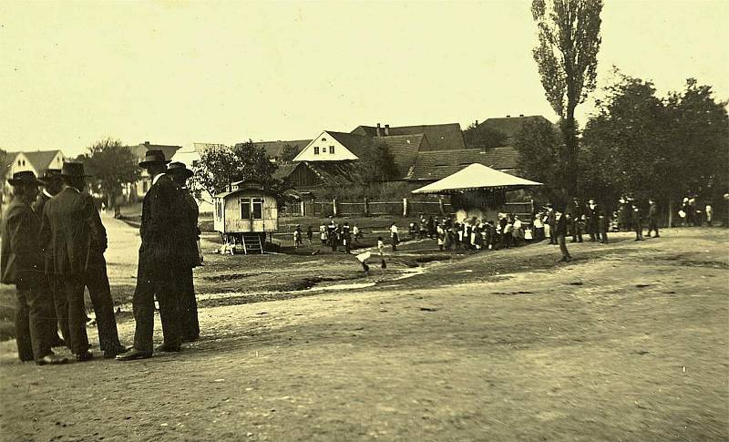 Šanov, pouť na návsi v roce 1933.