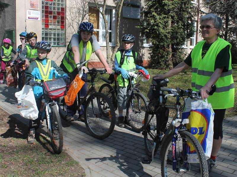 Členové cyklistického kroužku DDM Rakovník uklízeli ke Dni Země cyklostezku do Pustovět