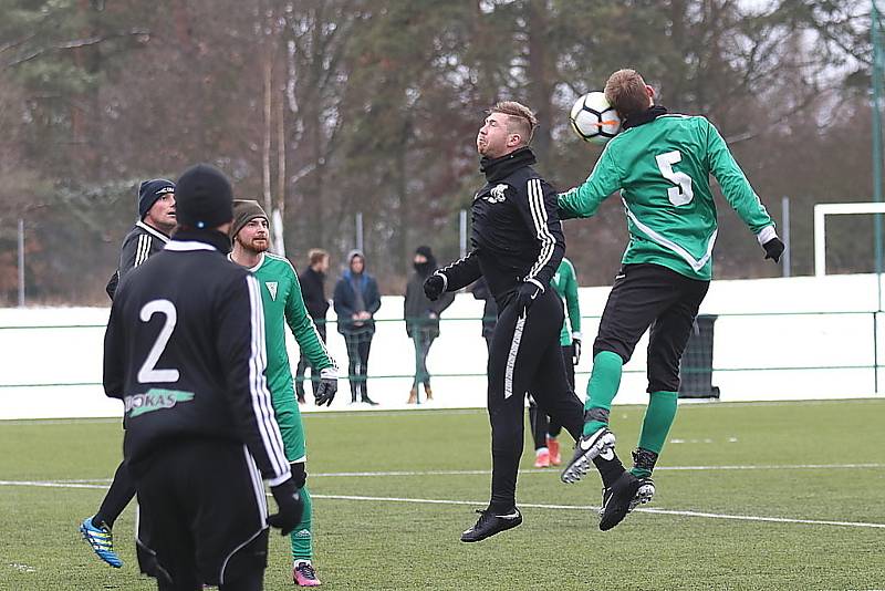 Divizní fotbalisté Tatranu Rakovník (v zeleném) vyhráli v přípravném utkání nad celkem Dobříše jasně 5:2.