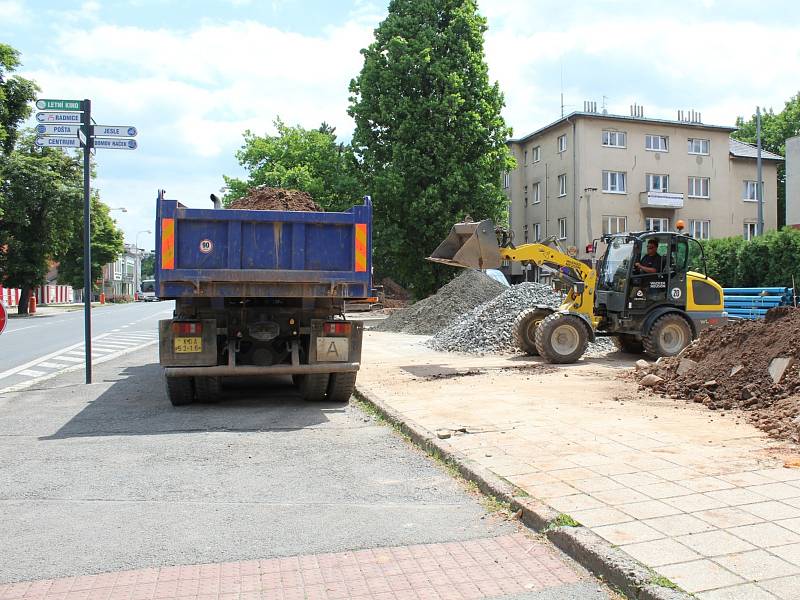 Rekonstrukce prostoru před městskou knihovnou Na Sekyře v Rakovníku.