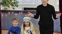 Děti v rakovnické mateřince Klicperova si užily Vánoční příběh.