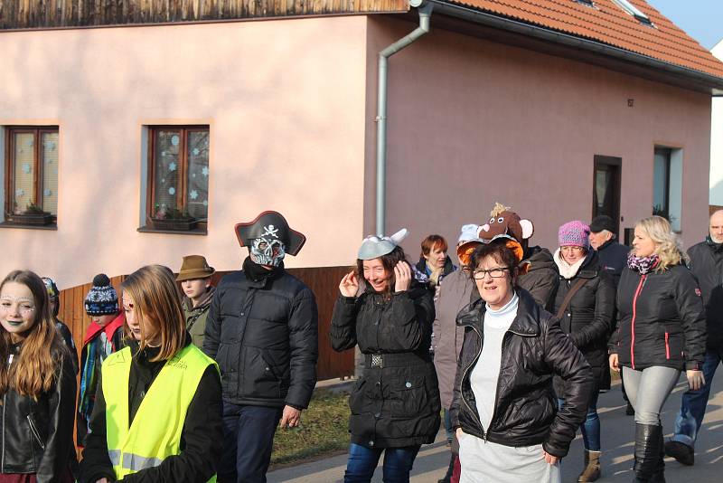 Lužnou prošly nejrůznější masky. Do rytmu jim cestou hrála hudební kapela v podání místních občanů.