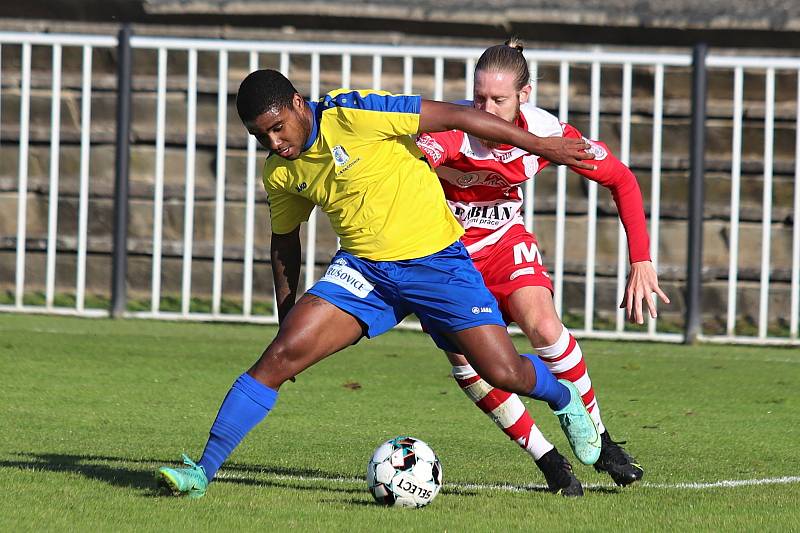 SK Rakovník (ve žlutomodré kombinaci) porazil v důležitém utkání ČFL Povltavskou FA 3:1.