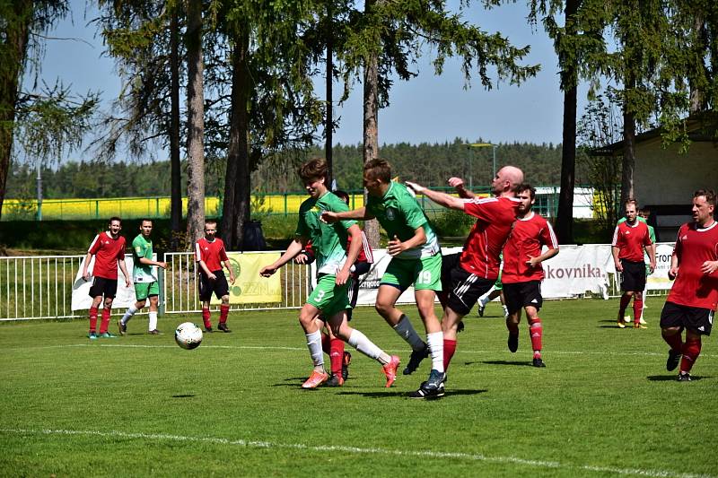 Tatran Rakovník B (v zeleném) nedal šanci Jesenici a vyhrál 6:1. nervy ale ve vedru občas pracovaly.