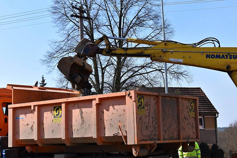 Z luženské tepny mizí "kočíčí hlavy", které k obci desítky let neodmyslitelně patřily. Opravena bude silnice i chodníky.