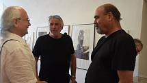 Výstava grafických listů Tomáše Hřivnáče byla ve čtvrtek zahájena ve výstavní síni na rakovnické radnici.