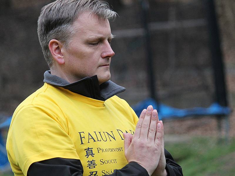 Cvičení Falun Gong v Křivoklátě