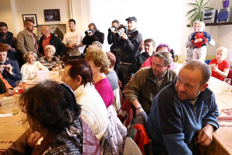 Netradiční předvolební debata Deníku: s politiky na cestě autobusem. Zastavení na besedě s občany ve Všetatech na Rakovnicku.