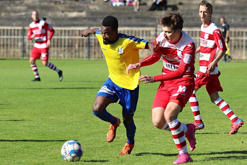 SK Rakovník (ve žlutomodré kombinaci) porazil v důležitém utkání ČFL Povltavskou FA 3:1.