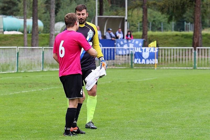 Tatran Rakovník (v růžovém) - SK Kladno 0:1. Kamil Výborný a Jaroslav Tesař