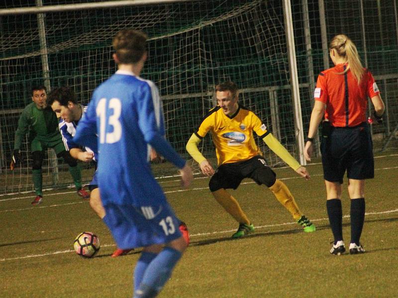 Fotbalisté Nového Strašecí v prvním jarním kole krajského přeboru prohráli s Poříčím 1:3.