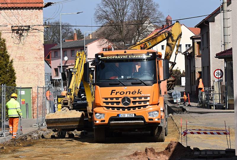 Z luženské tepny mizí "kočíčí hlavy", které k obci desítky let neodmyslitelně patřily. Opravena bude silnice i chodníky.