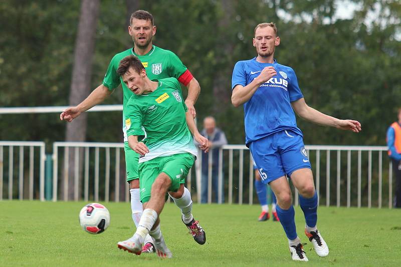 Tatran Rakovník (v zeleném) - Česká Lípa 2:3 po penaltách. Lukáš Dolák a vzadu Jan Vecka