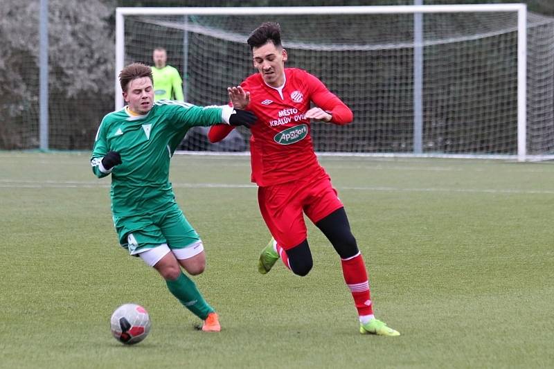 Tatran Rakovník (v zeleném) - FK Králův Dvůr 1:6. Domácí sice vedli, ale pak kraloval o soutěž výš hrající soupeř.