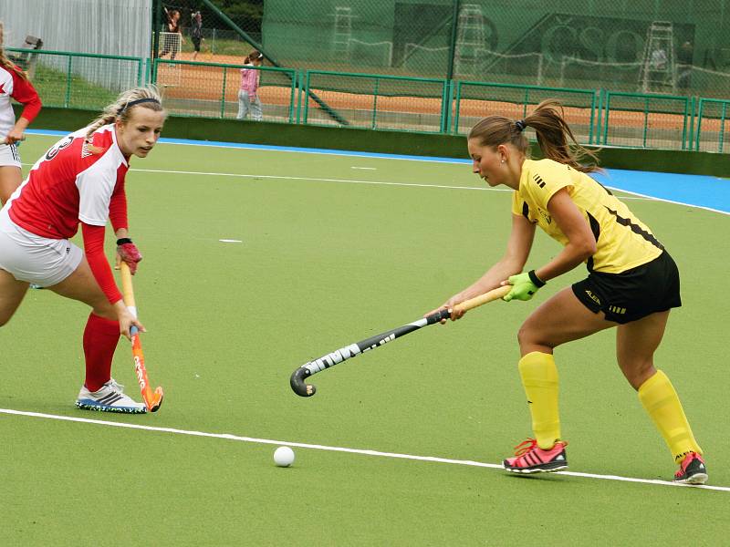 Rakovnické pozemní hokejistky remizovaly v posledním kole extraligy s pražskou Slavií 2:2 a do semifinále play off postupují z druhé příčky.