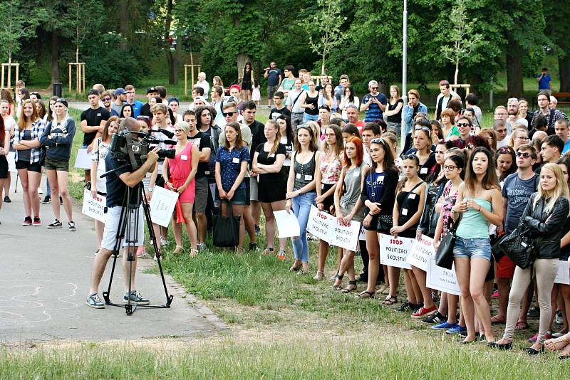 Studenti Masarykovy obchodní akademie v Rakovníku protestovali proti vedení školy.