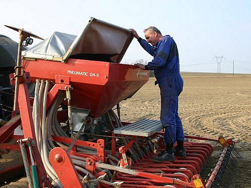 Setí jarního ječmene v Družstvu vlastníků Agro Malinová