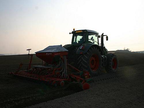 Setí jarního ječmene v Družstvu vlastníků Agro Malinová