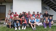 Účastníci letního tábora ve Skryjích