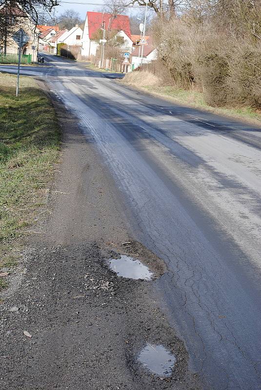 Silnice II/227 spojující Rakovník s Žatcem. Ve Středočeském kraji je v katastrofálním stavu, v Ústeckém kraji kompletně zrekonstruovaná.