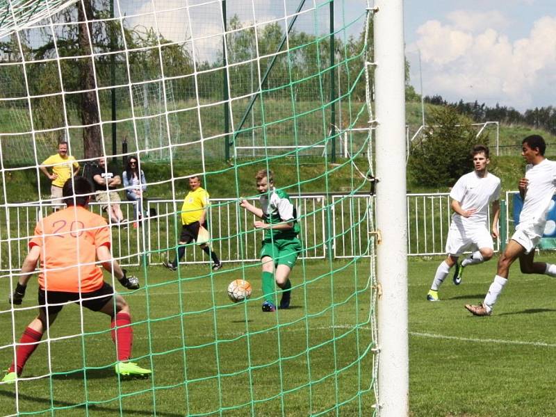 Starší dorost Tatranu Rakovník (v zeleném) sehrál doma dobrý zápas, s lídrem tabulky Hořovickem remizoval 2:2. 