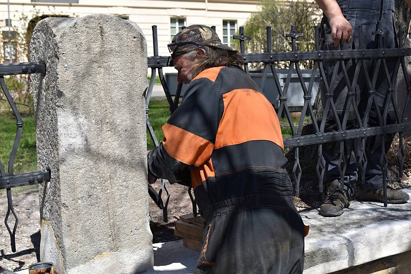 Opravu zárubní zdi u zvonice kostela sv. Bartoloměje v Rakovníku provedlo kamenictví Ladislav Humpál. Kované zábradlí je od kovářství Krásná Práce Jiřího Hávy z Roztok u Křivoklátu.