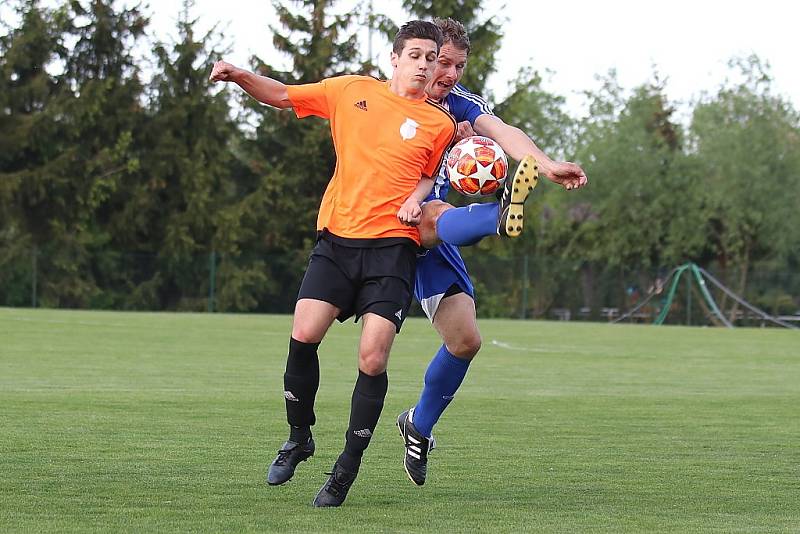 Z fotbalového utkání krajské I.B třídy Zavidov - Slaný B (3:0)
