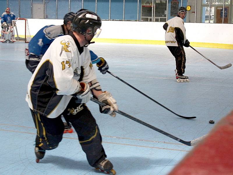 Inline hokejisté (v bílém) doma jednou vyhráli a jednou prohráli na nájezdy. 